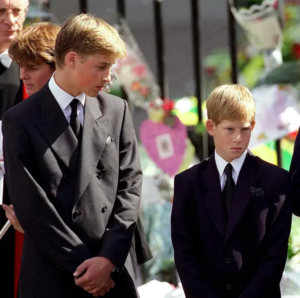 Książę William i Harry, pogrzeb księżnej Diany, 1997 r. / Anwar Hussein / Contributor z GettyImages-76214527