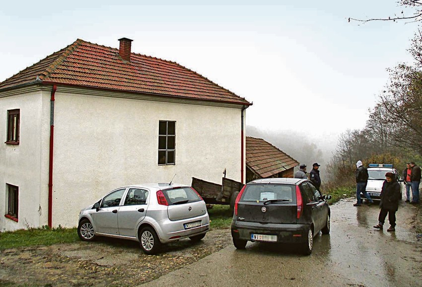 Simonović je ženi otvorio vrata kuće, a onda su ga razbojnici  koje je dovela
krvnički pretukli