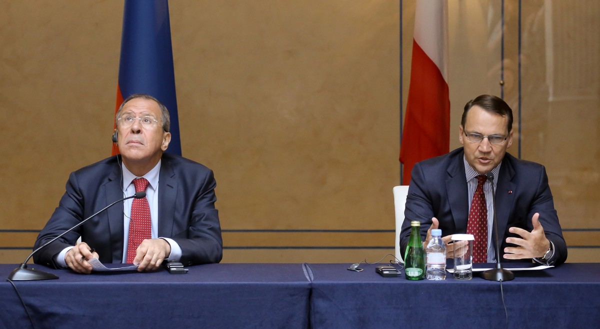 Minister spraw zagranicznych Radosław Sikorski i minister spraw zagranicznych Rosji Siergiej Ławrow