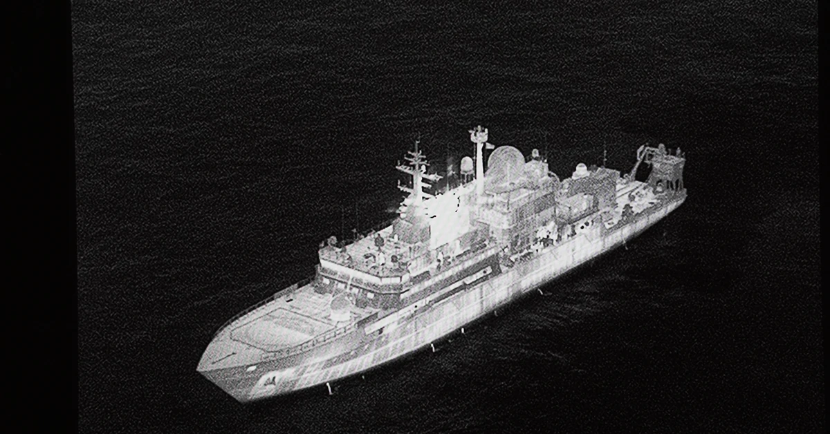 Rosyjski okręt szpiegowski Jantar u wybrzeży Wielkiej Brytanii. Kierował lasery na samoloty RAF