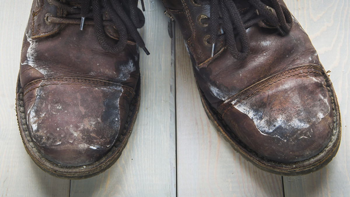 Jak skutecznie usunąć plamy z soli z butów? To najlepszy sposób