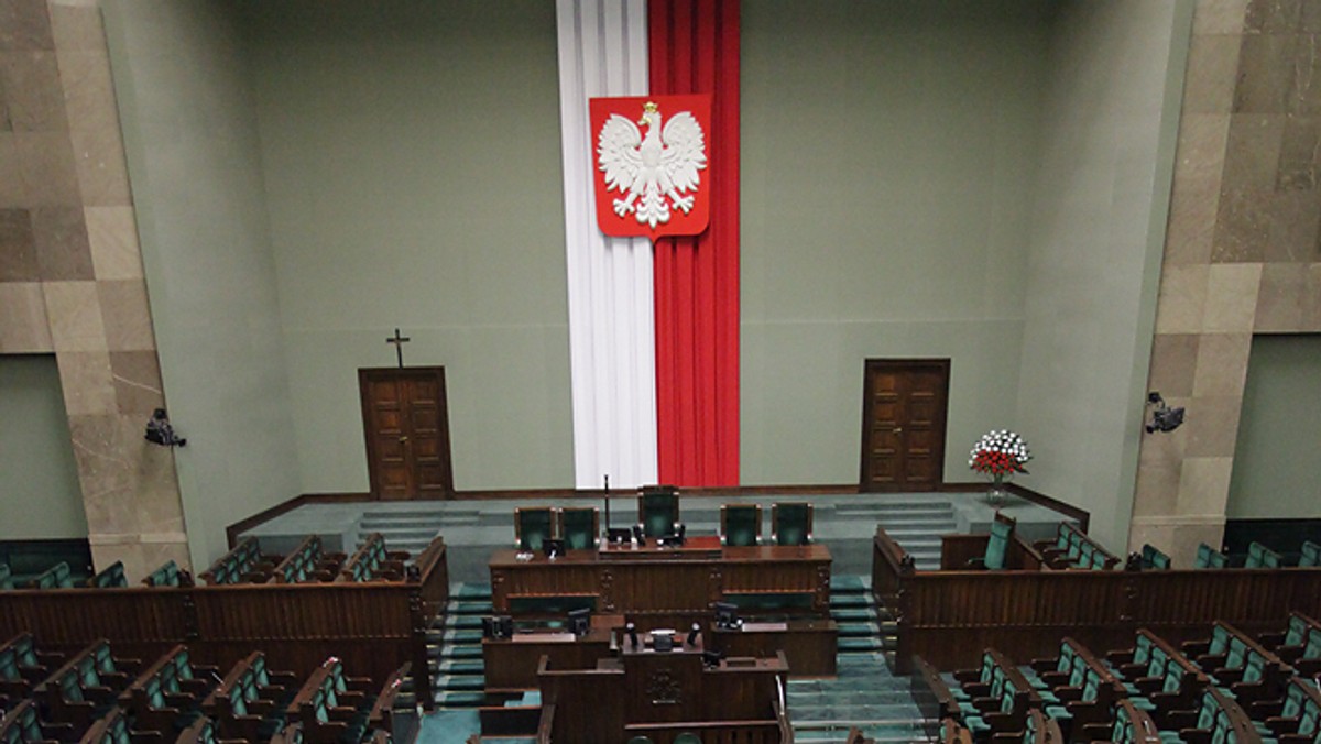 Zwiększa się poparcie dla Platformy Obywatelskiej, maleje poparcie dla Sojuszu Lewicy Demokratycznej, a notowania Prawa i Sprawiedliwości oraz Polskiego Stronnictwa Ludowego są minimalnie niższe - takie są wyniki najnowszego sondażu przeprowadzonego na zlecenie Polskiego Radia przez Instytut Homo Homini.