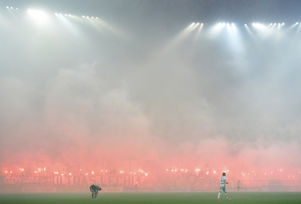 Ekstraklasa: W Gdańsku jak na Marszu Niepodległości. Stadion zapłonął od rac. Wisła popłynęła w meczu z Lechią