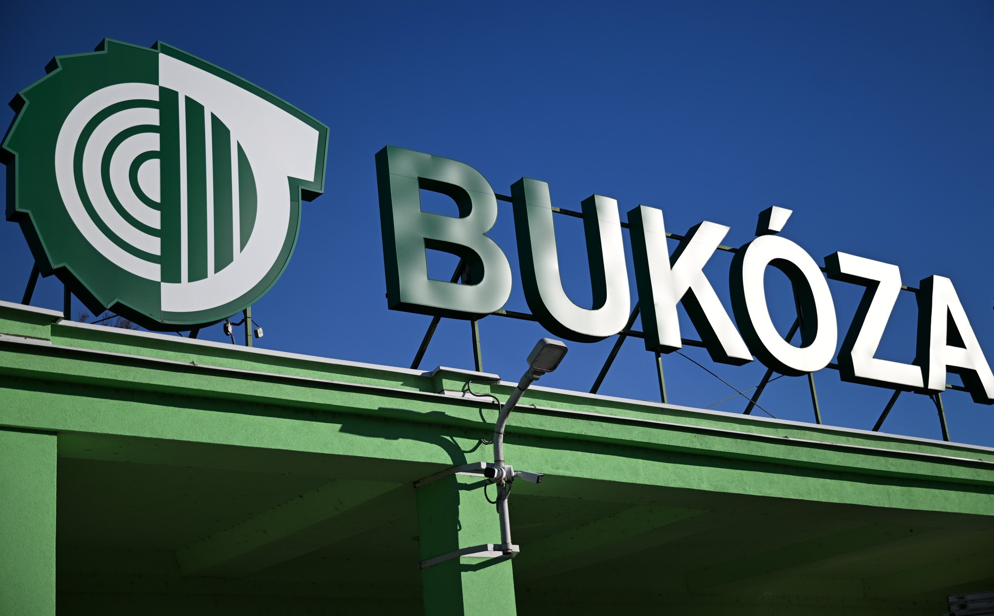 Logo spoločnosti Bukóza Holding v obci Hencovce. 