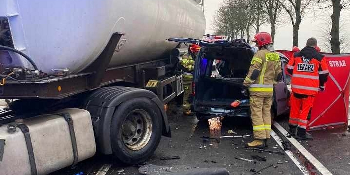 Tragiczny wypadek pod Ciechanowem. Zginęły dwie osoby podróżujące oplem.