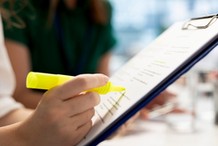 Nowe przepisy nie nakazują wprost umieszczać widełek płacowych w ogłoszeniach o pracę