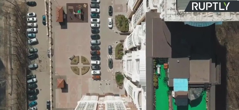 Ogród na dachu apartamentowca w Moskwie. Nielegalnie zbudowany przysparza problemów sąsiadom