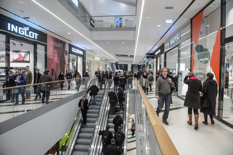 Zehetner poinformował podczas uroczystości otwarcia Tarasów Zamkowych, że sieć realizowanych przez spółkę parków handlowych pod marką Stop.Shop może wzrosnąć w Polsce do 15 obiektów w ciągu 3-5 lat, a obecność marki Vivo! może zwiększyć się w tym czasie do 5-6 lokalizacji. <br><br>fot.  (mgo) PAP/Wojciech Pacewicz