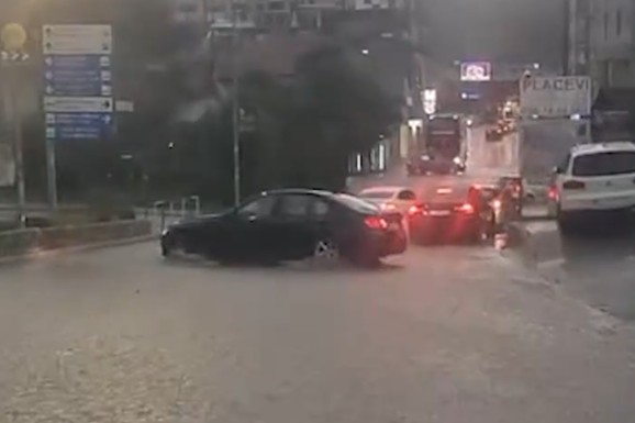 (FOTO, VIDEO) VETAR ČUPAO DRVEĆE, ULICE POPLAVLJENE! Nevreme paralisalo Srbiju: Na Zlatiboru POTOP, u Arilju aktivirana protivgradna odbrana