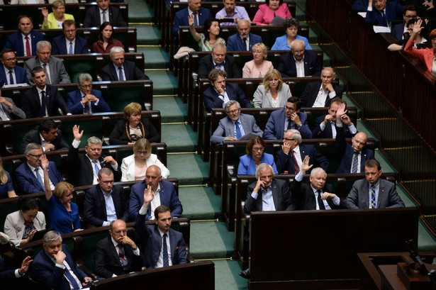 "Skończył się efekt Tuska, zaczął się efekt Schetyny". Spadek poparcia dla PO w sondażach