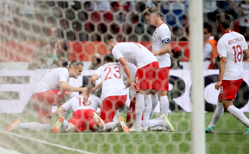 Piłkarze reprezentacji Polski cieszą się z gola Jakuba Błaszczykowskiego