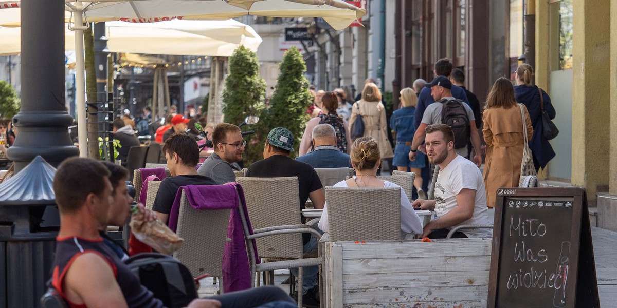 Zaszczepieni nie liczą się do limitów gości. Ale kto może to sprawdzić?