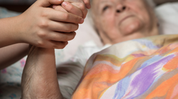 Seniorka trzy dni leżała na podłodze. Gdy ją znaleźli, poprosiła o jedno