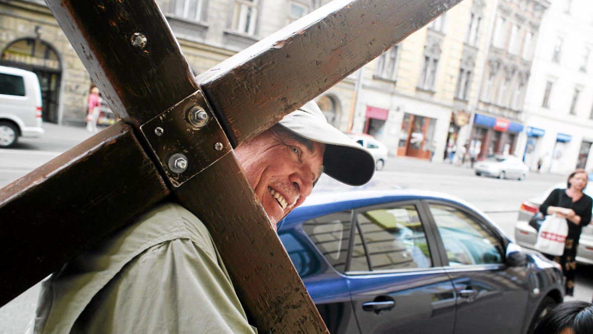 Odcinek, który z krzyżem na plecach musiał pokonać Chrystus, miał około kilometra długości. Arthur Owen Blessit swój krzyż niesie już 42 lata i przeszedł przez ten czas 63 tysiące kilometrów. Amerykanin przemierzył siedem kontynentów, 318 krajów, wśród których 52 było w trakcie wojen. Aresztowano go 24 razy. Niedawno gościł w Polsce.