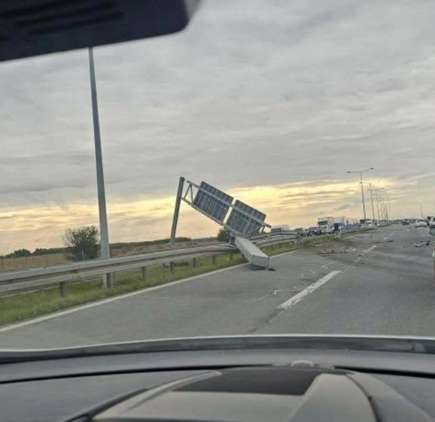 Delovi portala svuda po putu