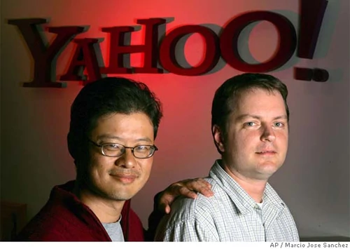 Założyciele Yahoo na tle logo marki, którą dziś zna cały świat
