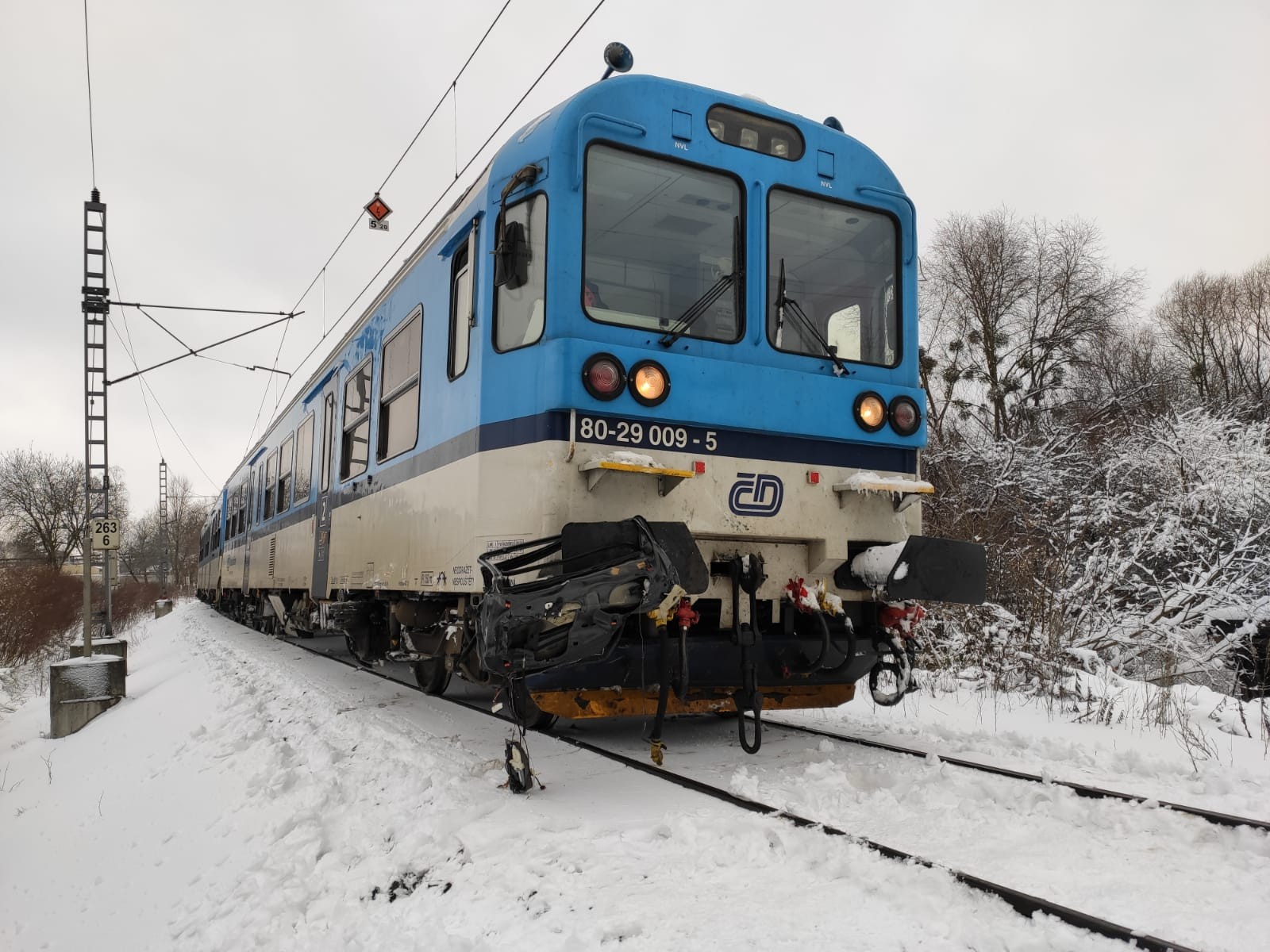Pri zrážke vlaku a auta vyhasli životy dvoch anjelikov. 