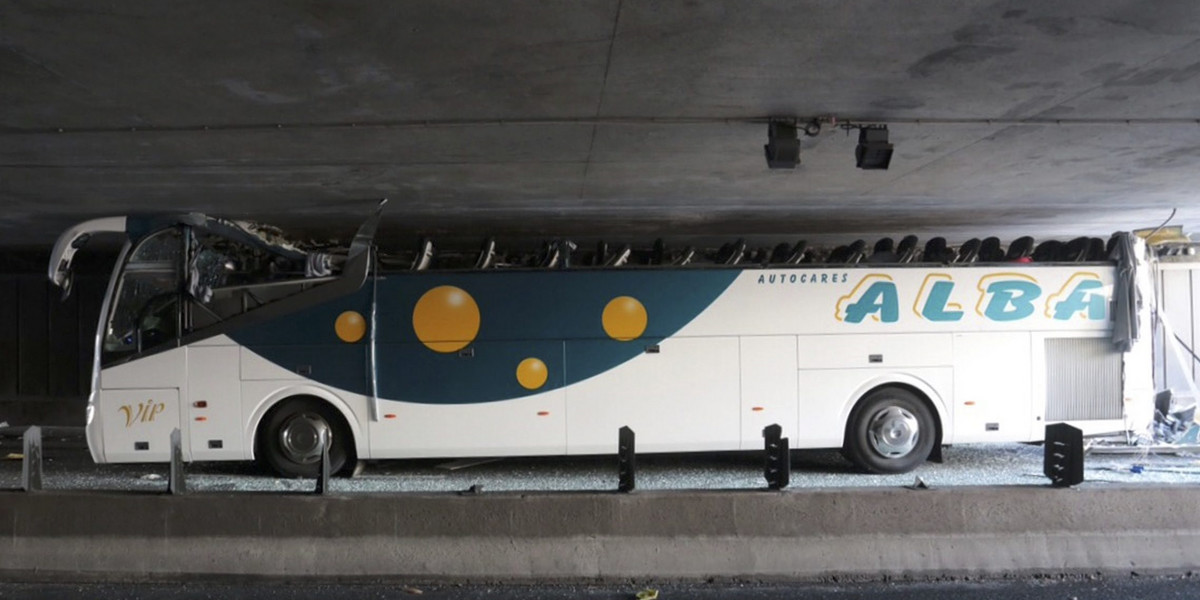 Szkolny autobus nie zmieścił się w tunelu