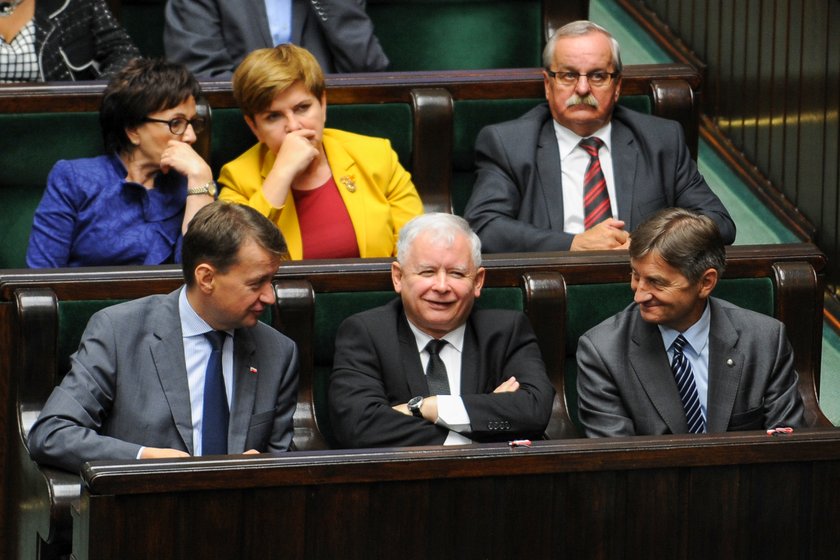 Jarosław Kaczyński, prezes PiS z Mariuszem Błaszczakiem, szefem klubu PiS w Sejmie i Markiem Kuchcińskim, wicemarszałkiem Sejmu