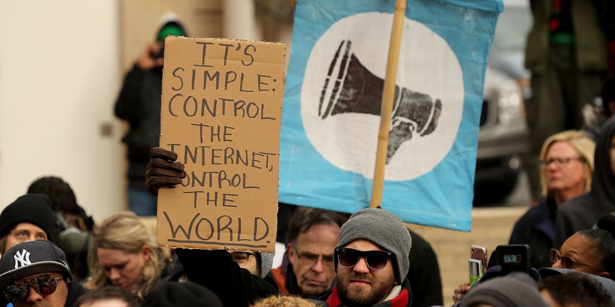 "Kto kontroluje Internet, kontroluje świat" - napis na transparencie protestujących w Waszyngtonie w dniu ogłoszenia decyzji FCC