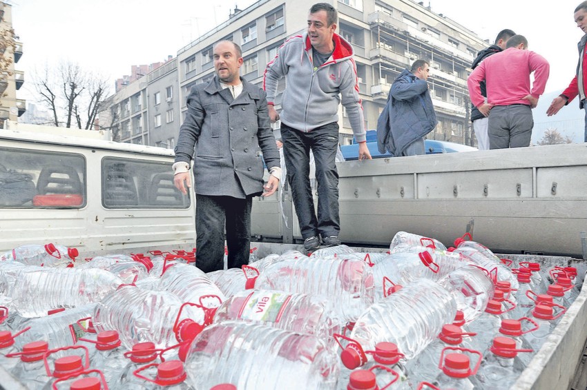 Čekajući vodovod: Više od mesec dana piju isključivo flaširanu vodu