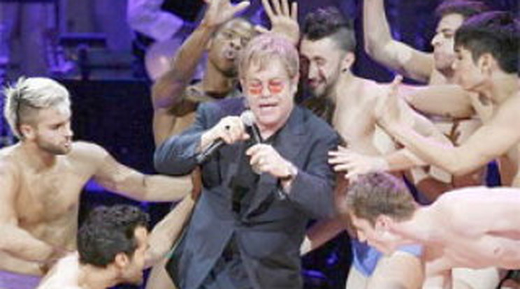 Félmeztelen fiúkkal vonaglott Elton John - videó