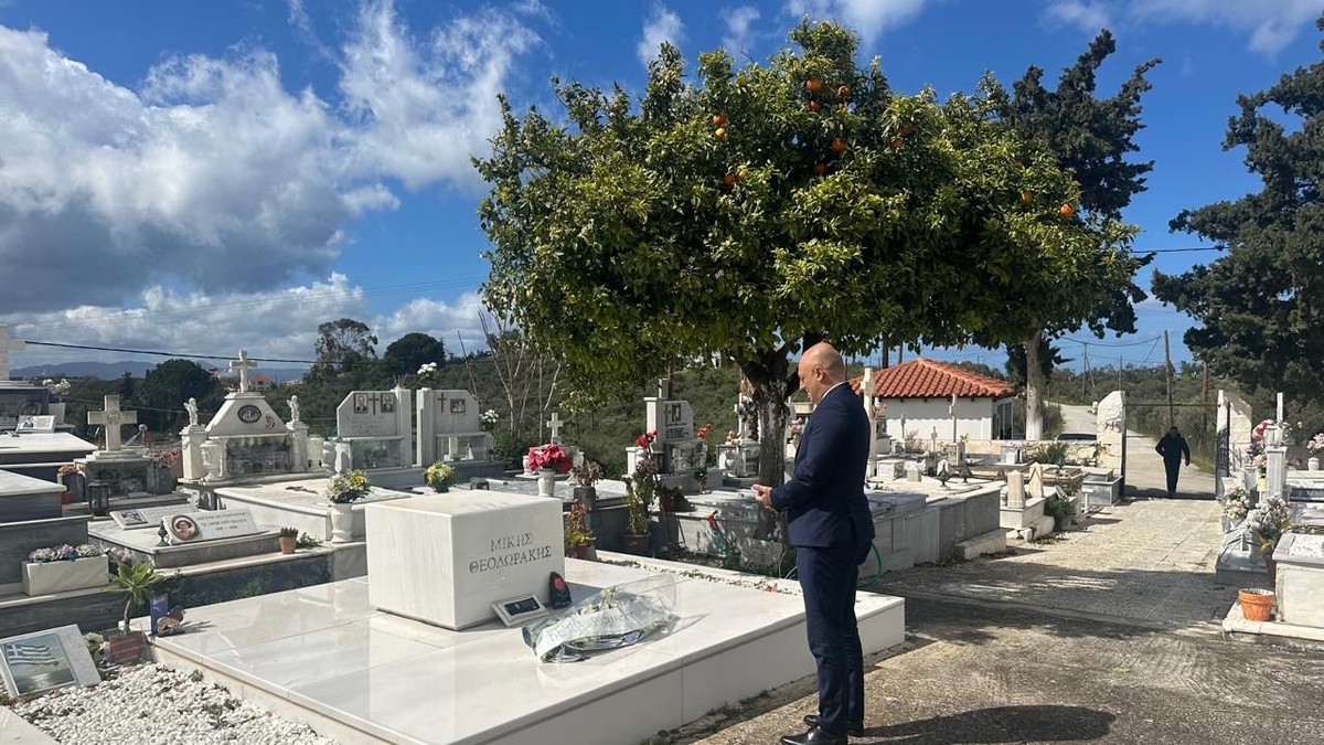 Ambasador Srbije u Grčkoj Nikola Nedeljković položio venac na grob grčkog kompozitora Mikisa Teodorakisa (FOTO)