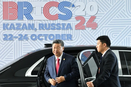 Xi Jinping pas mbërritjes në samitin e BRICS në Kazan më 23 tetor