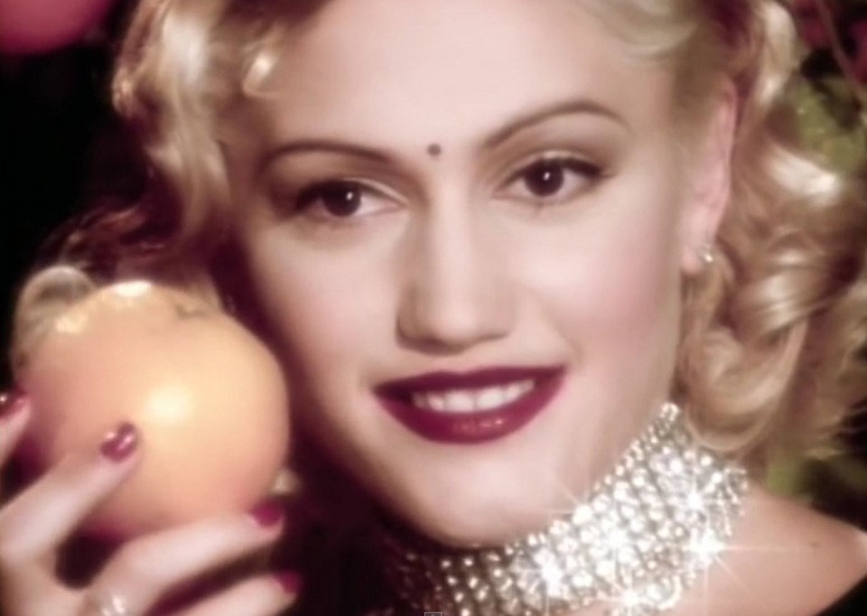 Gwen Stefani w klipie "Don't Speak" (kadr z klipu)