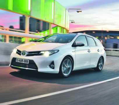 Toyota Auris Touring Sports: humor. Ten samochód mnie rozśmieszył. Wyobraźcie sobie taką sytuację – zobaczyliście go w reklamie i skuszeni całkiem przyjemną stylistyką oraz podnieceni słowem „sport” w nazwie, postanowiliście popędzić do najbliższego salonu. Spodziewacie się zobaczyć pojemne rodzinne auto o mocy co najmniej 200 koni. Tymczasem w podstawowej wersji „sportowego” Aurisa dostajecie ich równiutkie 99. To tak, jakbyście dla przekory swojemu jamnikowi nadali imię Chart.