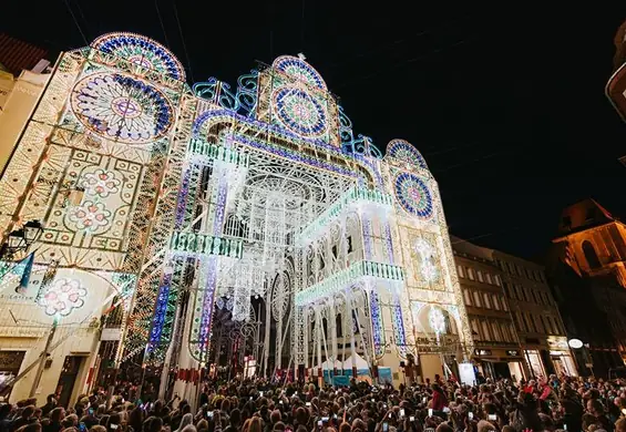 Świetlne instalacje ożywiają toruńskie budynki. Te zdjęcia rozbudzają zmysły