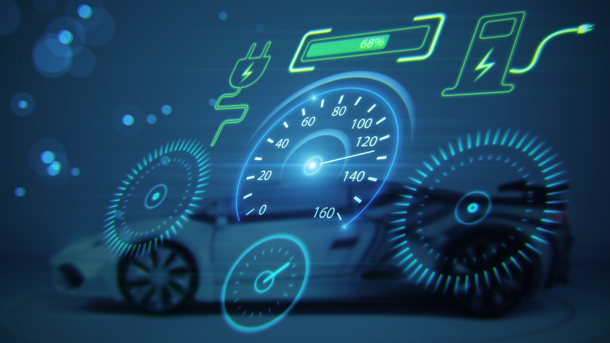 Detailný záber na palubný počítač elektromobilu, ktorý zobrazuje aktuálnu spotrebu energie.  