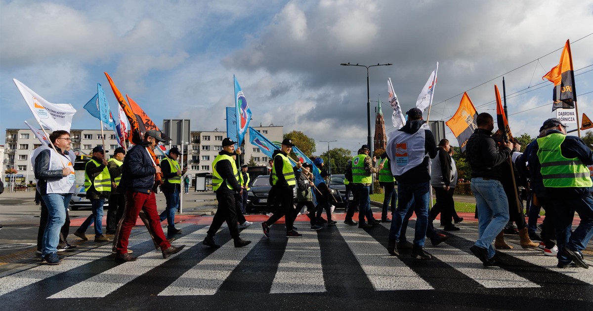 Krzyk rozpaczy pracowników hut. Tani surowiec zalewa Polskę