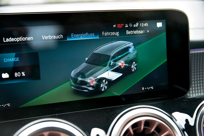 Mercedes EQB prezentuje na ekranie szereg informacji o napędzie elektrycznym, ładna grafika.  
