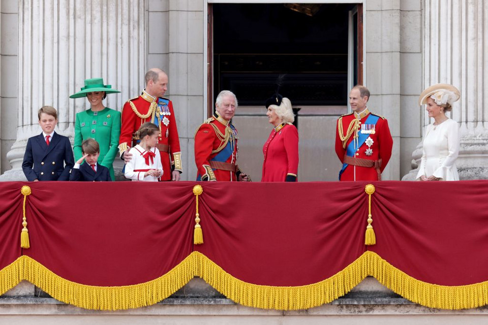 Trooping the Colour: brytyjska rodzina królewska na balkonie 