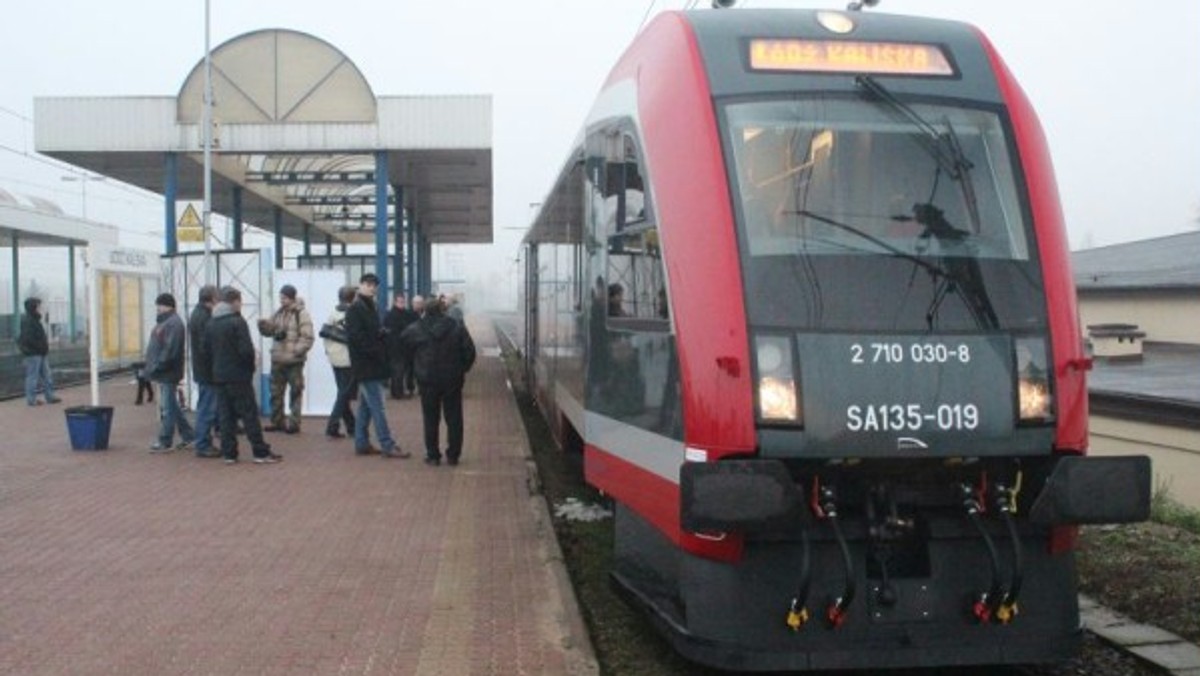 11 grudnia na Dworcu Łódź Kaliska zaprezentowano pierwszy z dwóch szynobusów, które będą obsługiwać m.in. trasę Łódź-Opoczno. W nowym rozkładzie jazdy PKP od 15 grudnia będzie jednak aż o 33 połączenia mniej w całym województwie.