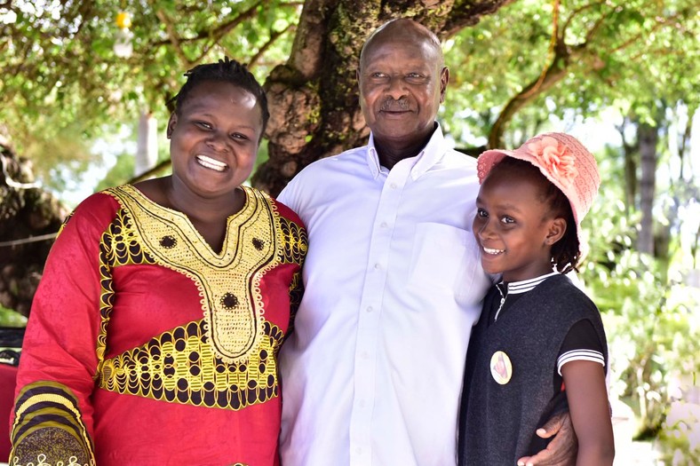 President Yoweri Museveni with Sheila Sheldon Charles and her mother when they visited him in Uganda (Twitter) 