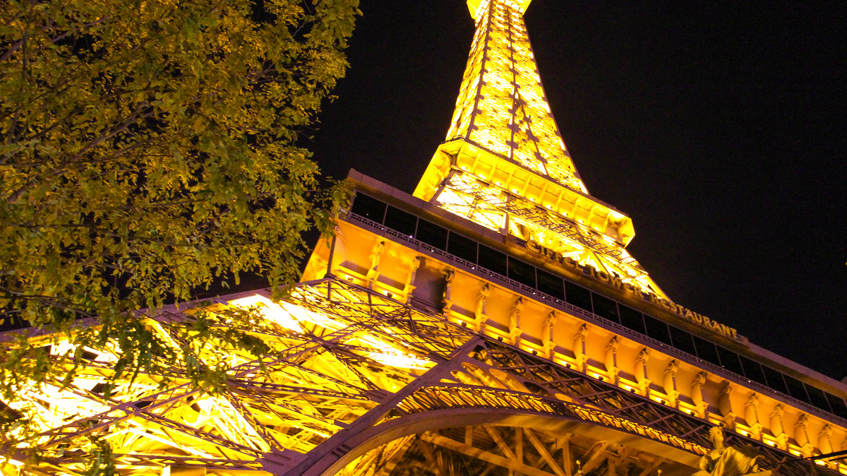 Paryż oszczędza energię. Wieża Eiffla zaśnie wcześniej - Podróże