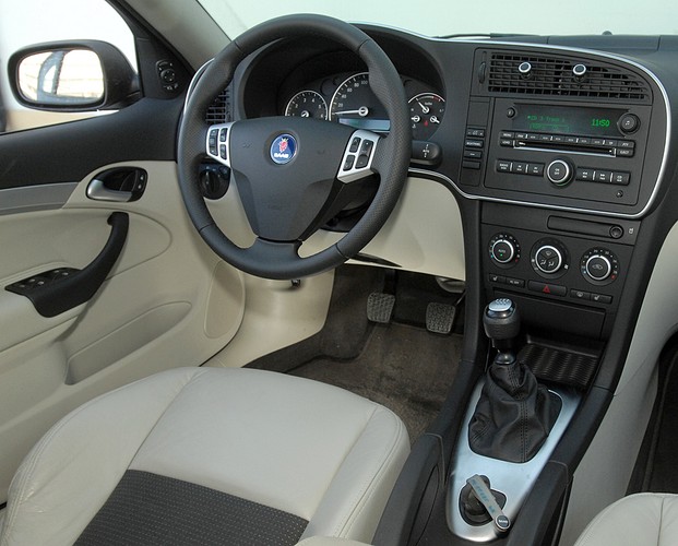 Stacyjka tradycyjnie między fotelami