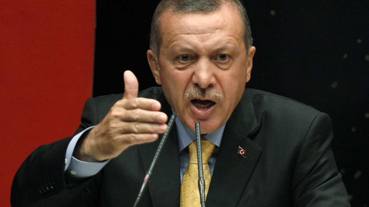 Oskarża się ich o przynależność do organizacji terrorystycznej lub o uprawianie wrogiej propagandy. W żadnym innym miejscu na świecie w więzieniach nie siedzi tylu dziennikarzy co w Turcji. Premier Erdogan nie toleruje najmniejszej krytyki, w redakcjach panuje niepewność i autocenzura.