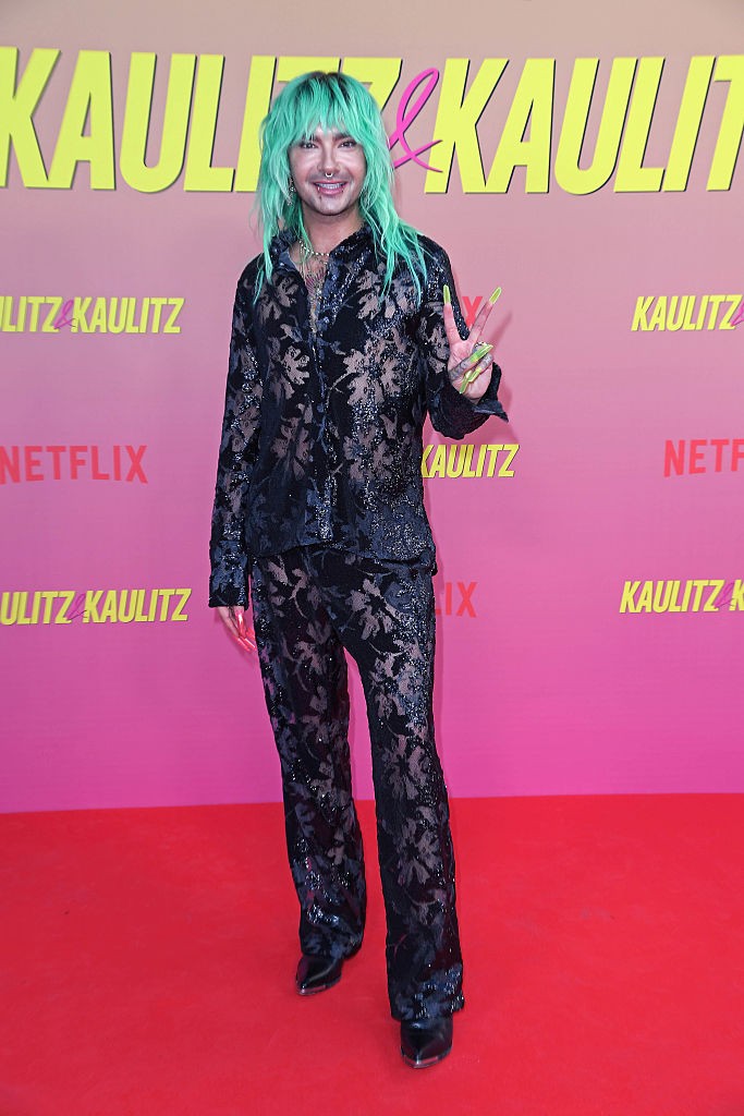 A legutóbbi fotók idén júniusban, a Kaulitz & Kaulitz című Netflix-reality második évadának premierjén készültek róla, ahol meztelen-szettben, kék hajjal és színes műkörmökkel vonult végig a vörös szőnyegen.