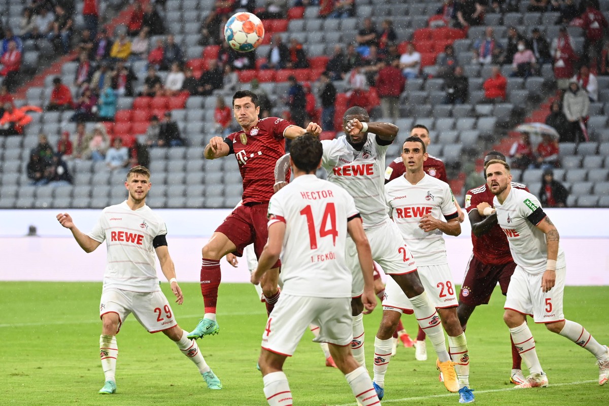 Robert Lewandowski (2-L) podczas meczu z 1. FC Köln