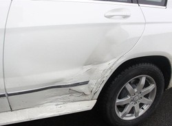 Mucha miała stłuczkę. Ucierpiał mercedes