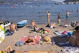 NIKAD SKANDALOZNIJI snimak sa primorja! Devojka izašla iz vode držeći “najveći muški polni organ” i potpuno SABLAZNILA celu plažu: "Jeste gumen, ali zamisli da je RODITELJI VIDE"