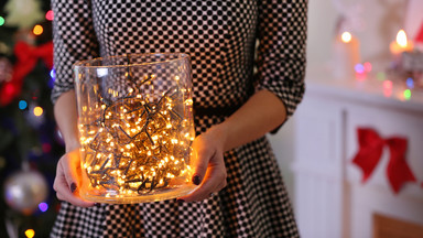 Jak wykorzystać lampki choinkowe przez cały rok? Pięć świetnych pomysłów