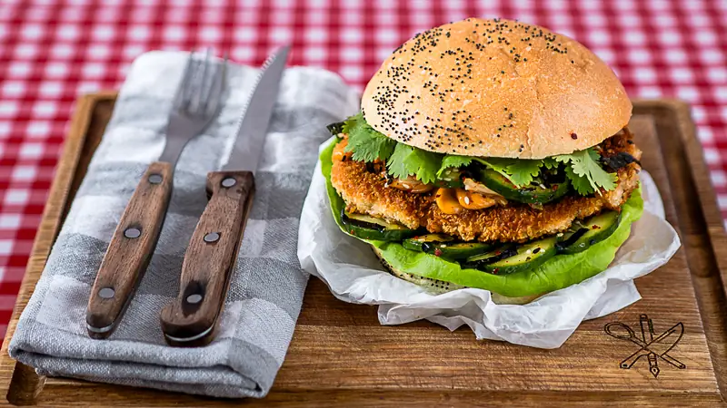 Kanapką z chrupiącym schabowym w panko, kimchi, ostrymi ogórkami i majonezem hoisin