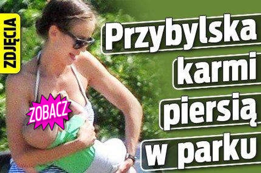 Przybylska karmi piersią w parku 