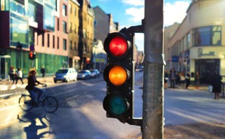 Czy zielone światło wyłącza znak „STOP'? Odpowiedź nie jest taka oczywista