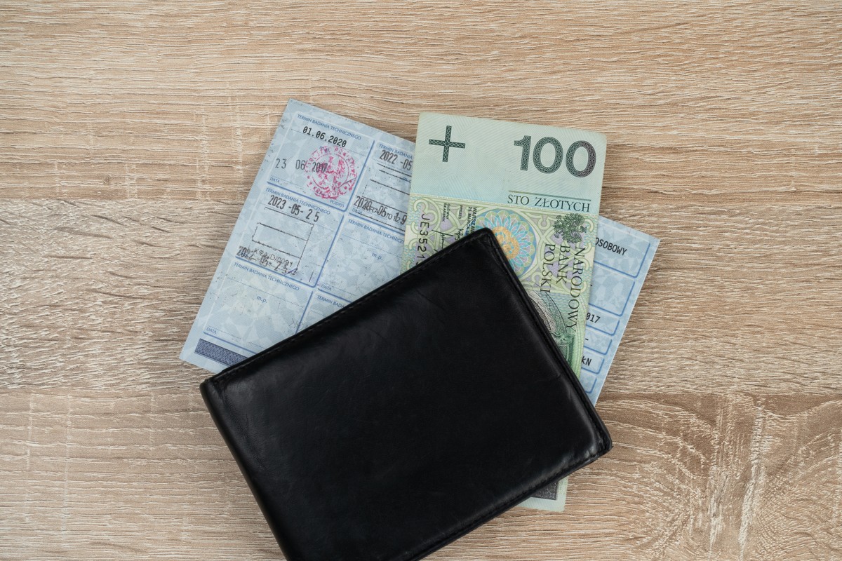 Portfel z dowodem rejestracyjnym i stuzłotowym banknotem