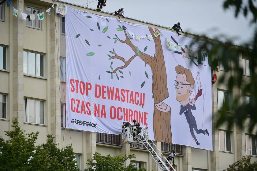 Warszawa: protest Greenpeace na gmachu MŚ ws. ochrony lasów